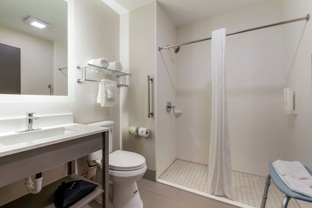 Red Roof Inn & Suites Tomah 20/57