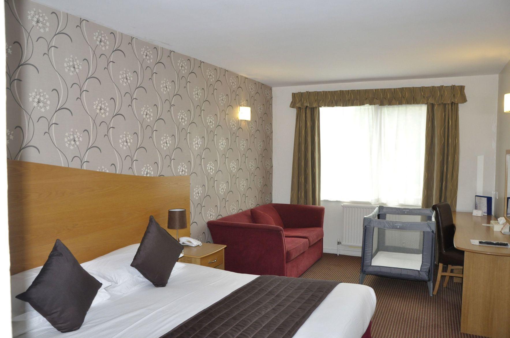 Room, Single, 1 Double and 1 Single Bed