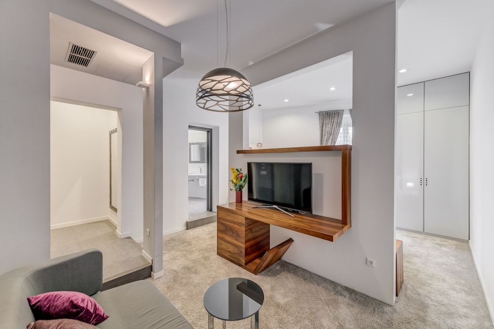 Starlight Luxury Suites 27/40