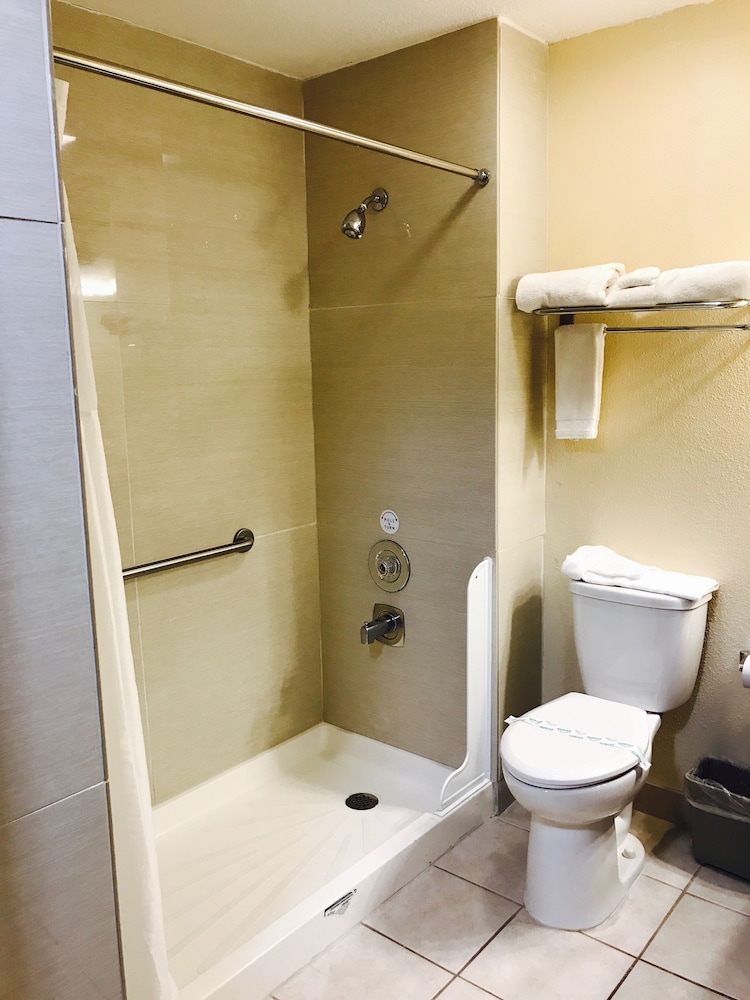 غرفة بسريرين كوين، Sutton Suites Hotel 5/5