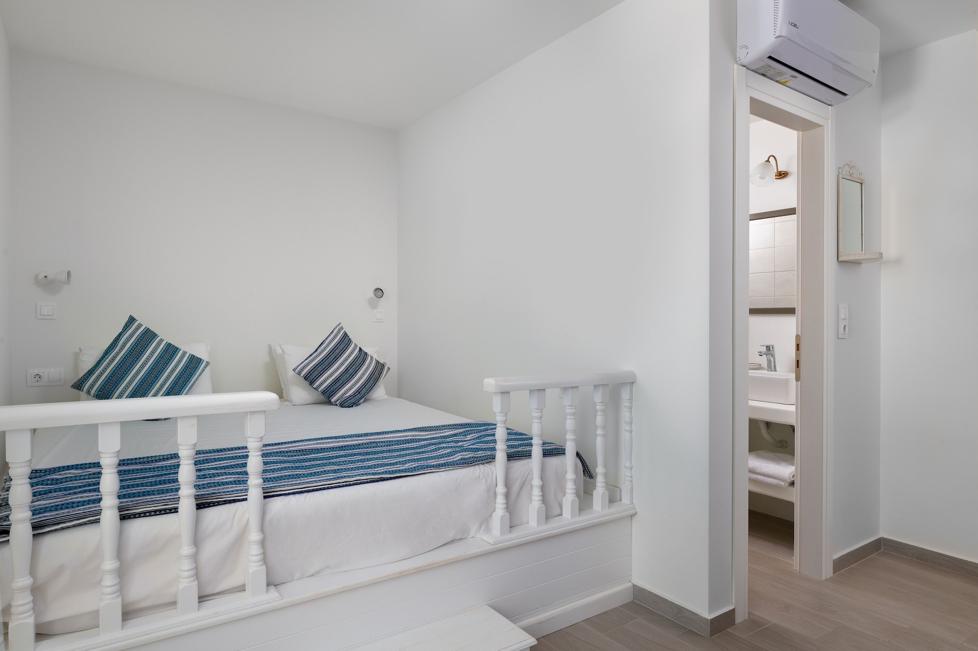 Traditional, King Murphy Bed, Partial Sea View