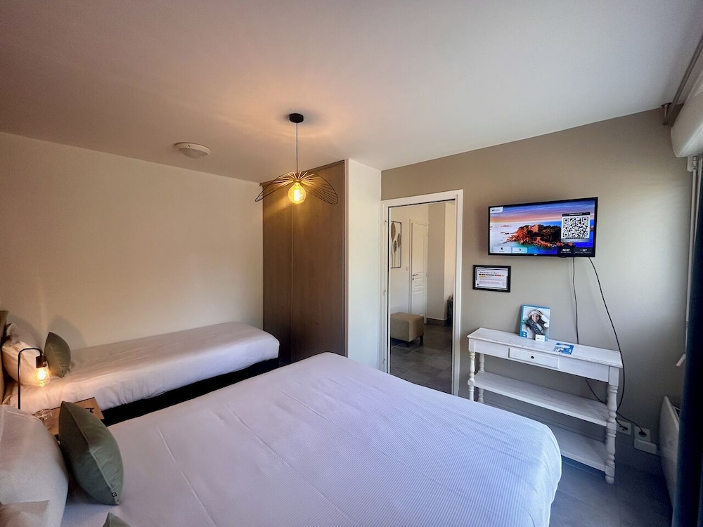 Brit Hotel Aux Hortensias 17/55