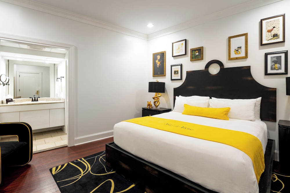 Interior, Enclave, Queen Bed, No Window
