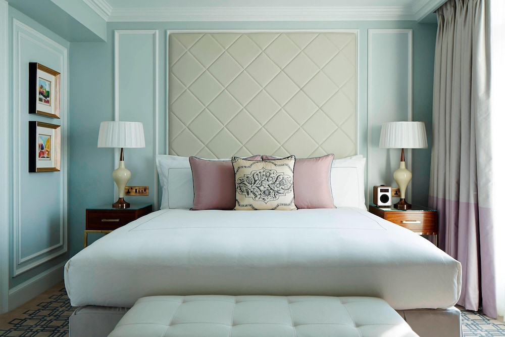 EXECUTIVE, KING BED