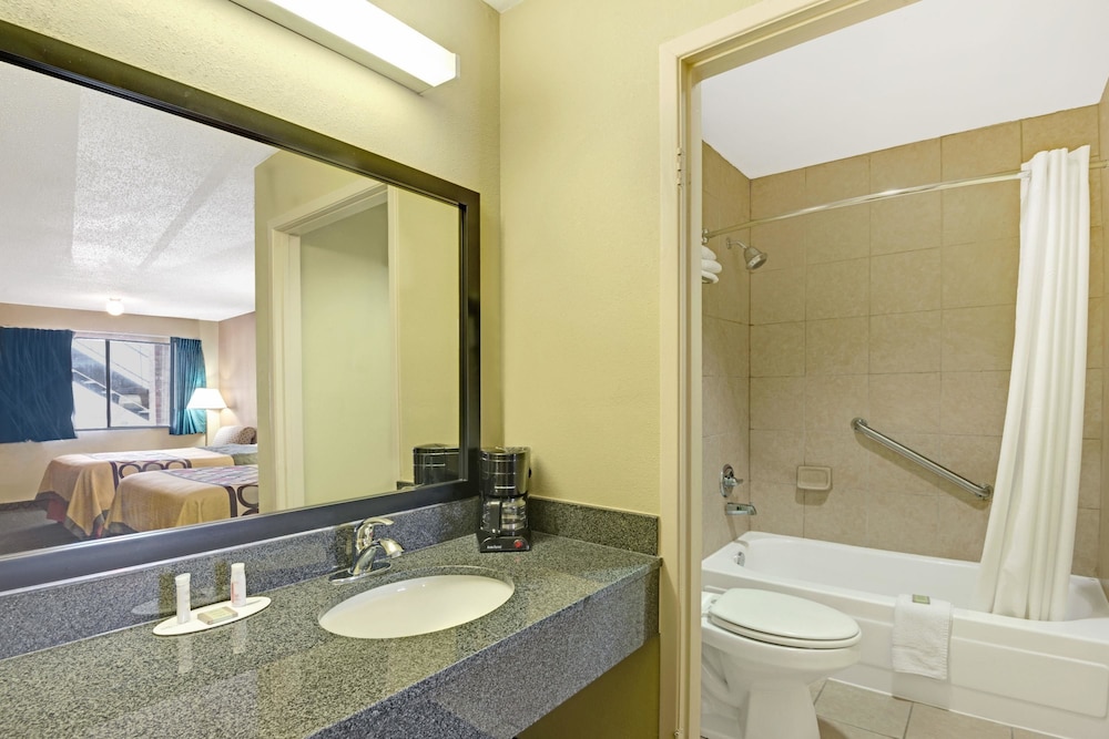 Super 8 by Wyndham Universal City 33/55