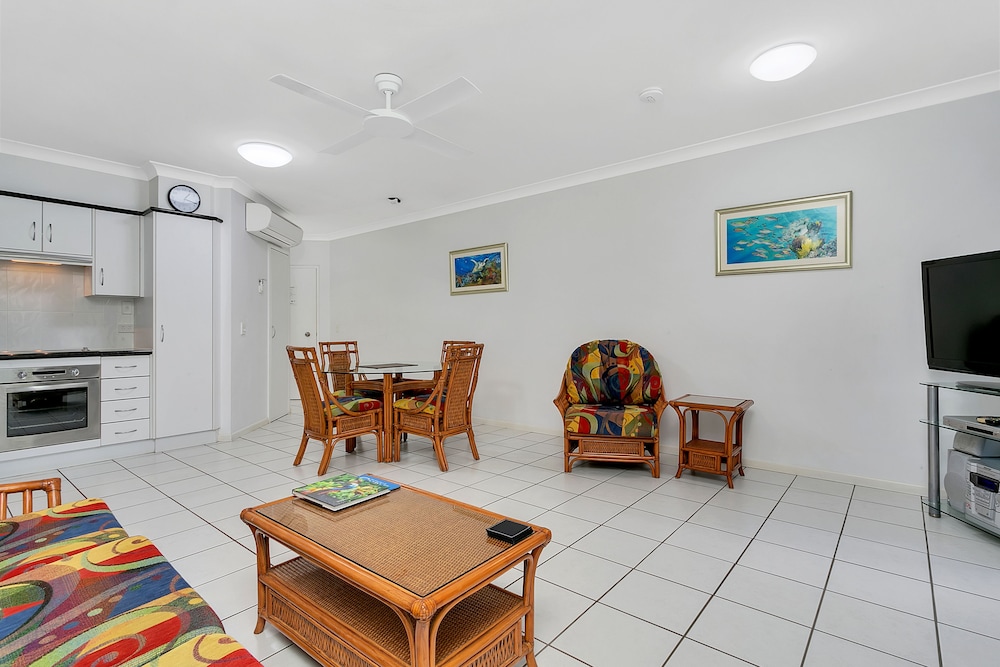 Beachfront Apartments On Trinity Beach 14/50
