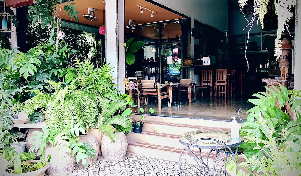 Ez House & Cafe 9/67