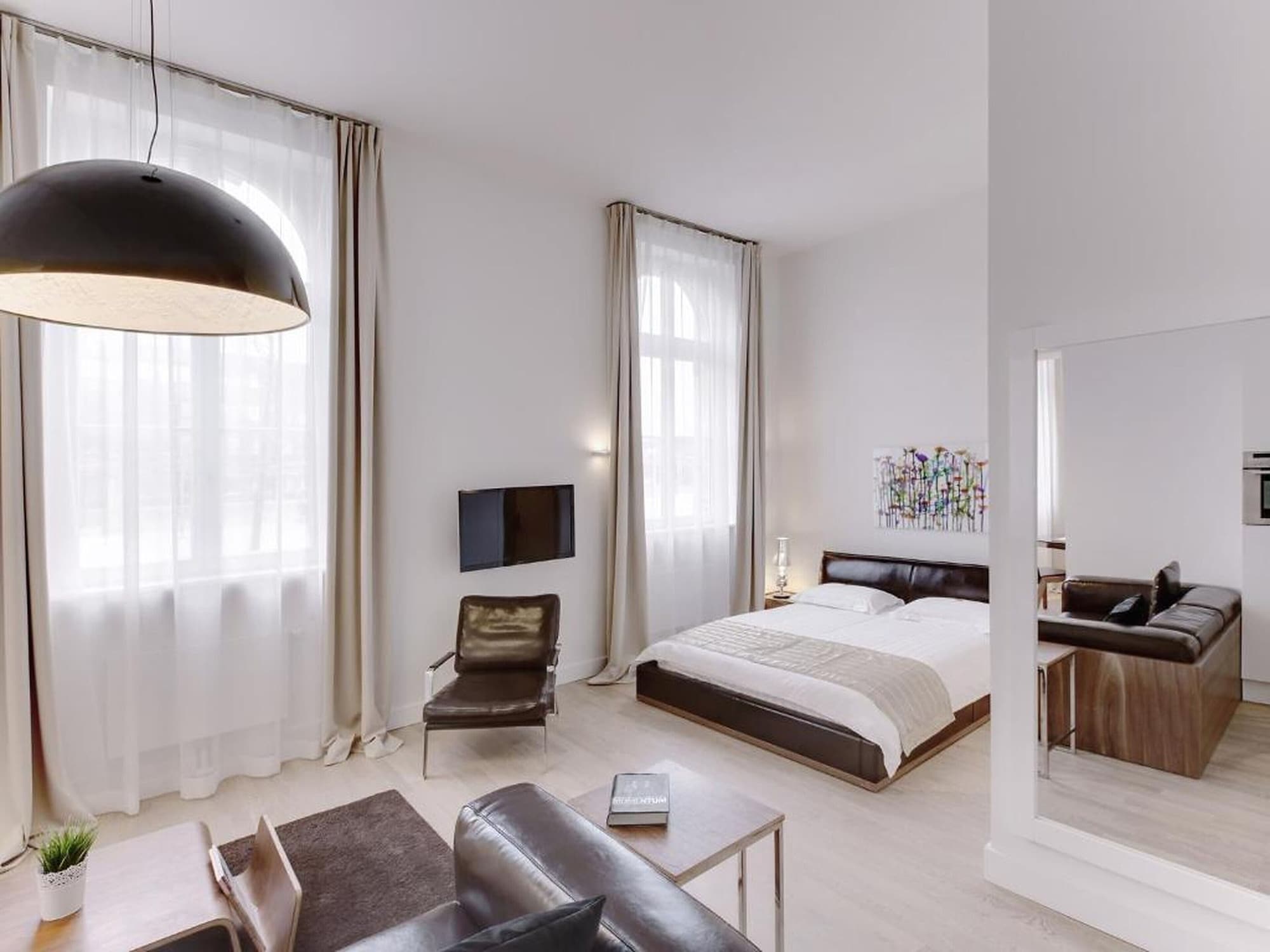 Studio, Queen Bed