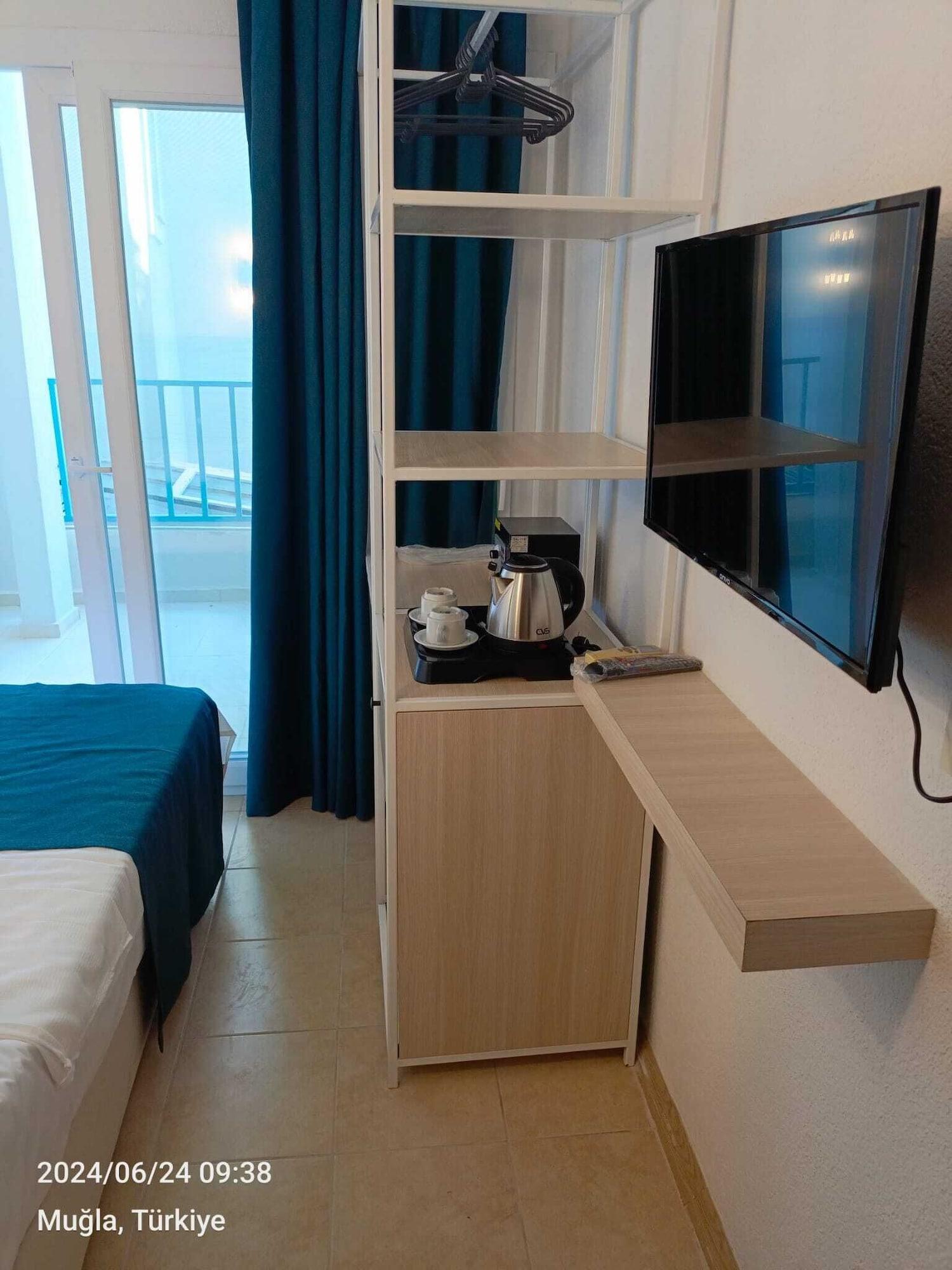 Standard, Partial Sea View, Mia Hill Suites 2/7