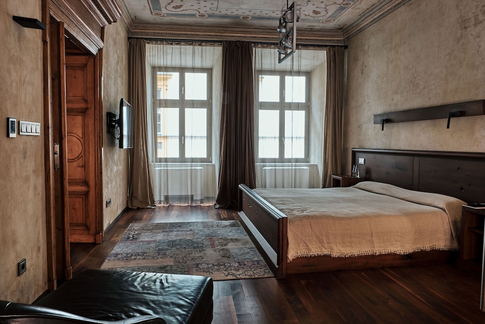 LUXURY, SUITE