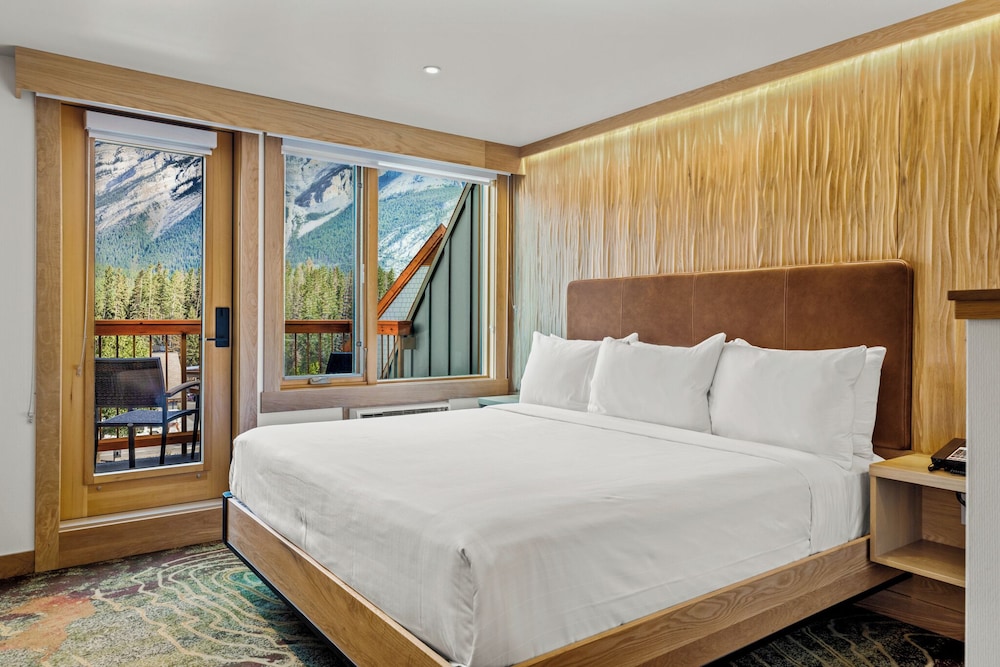 SUITE, KING BED, MOUNTAIN VIEW