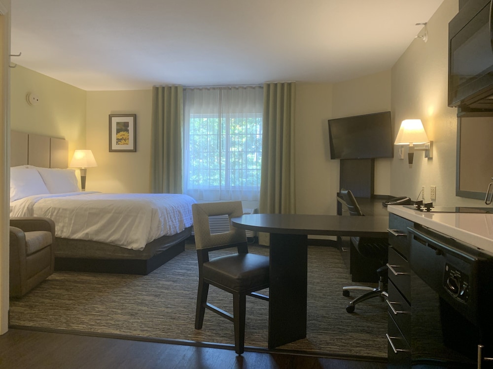 CANDLEWOOD SUITES RALEIGH CRABTREE 38/57