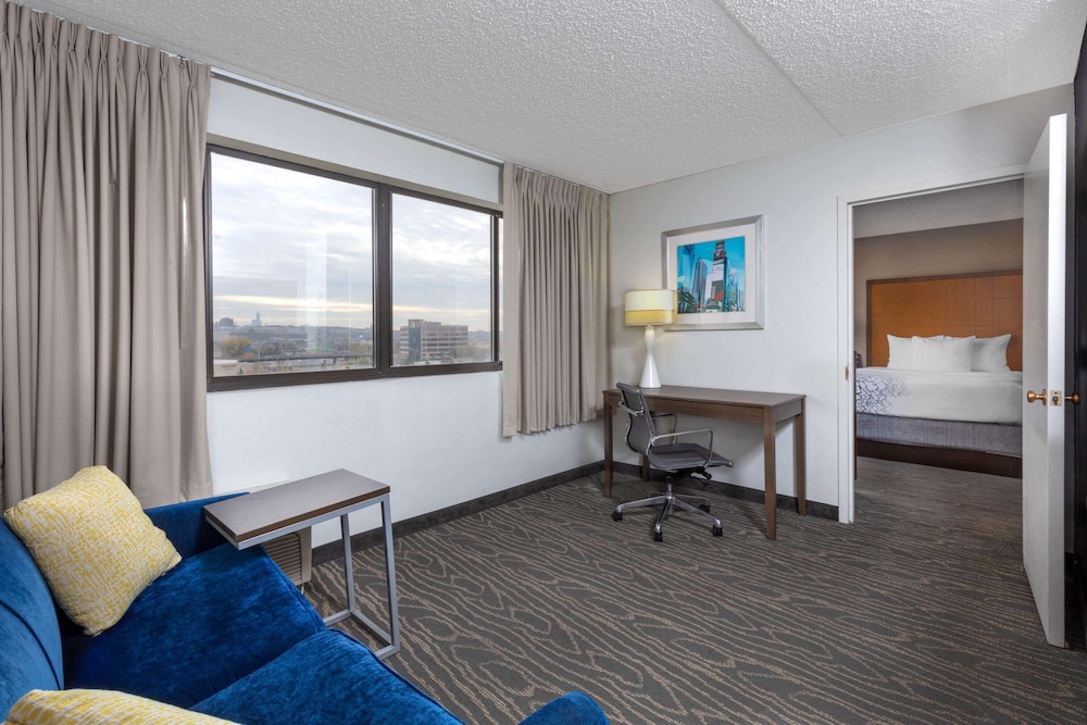 La Quinta Inn and Suites by Wyndham Secaucus Meadowlands 25/41