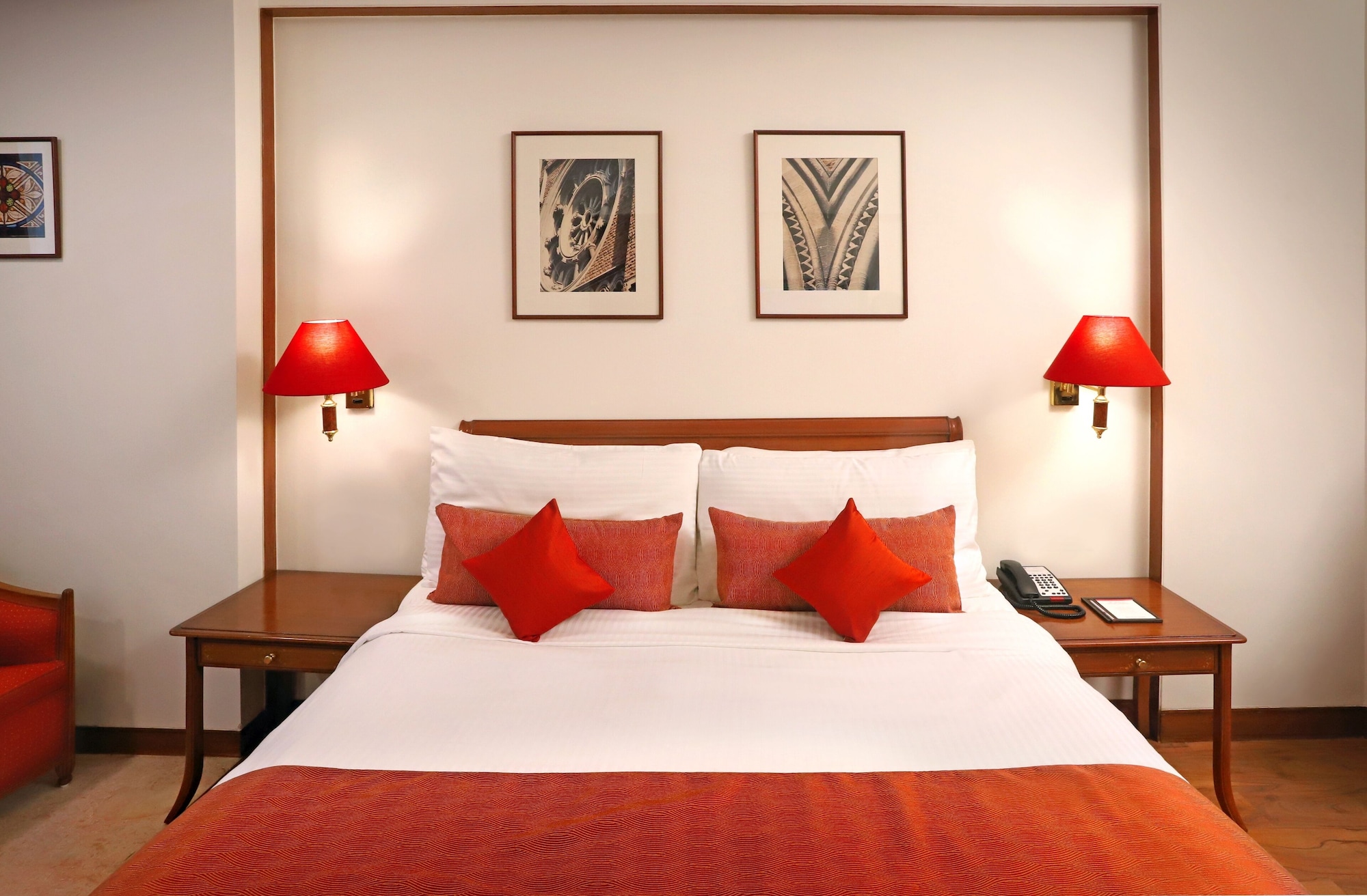DELUXE ROOM
