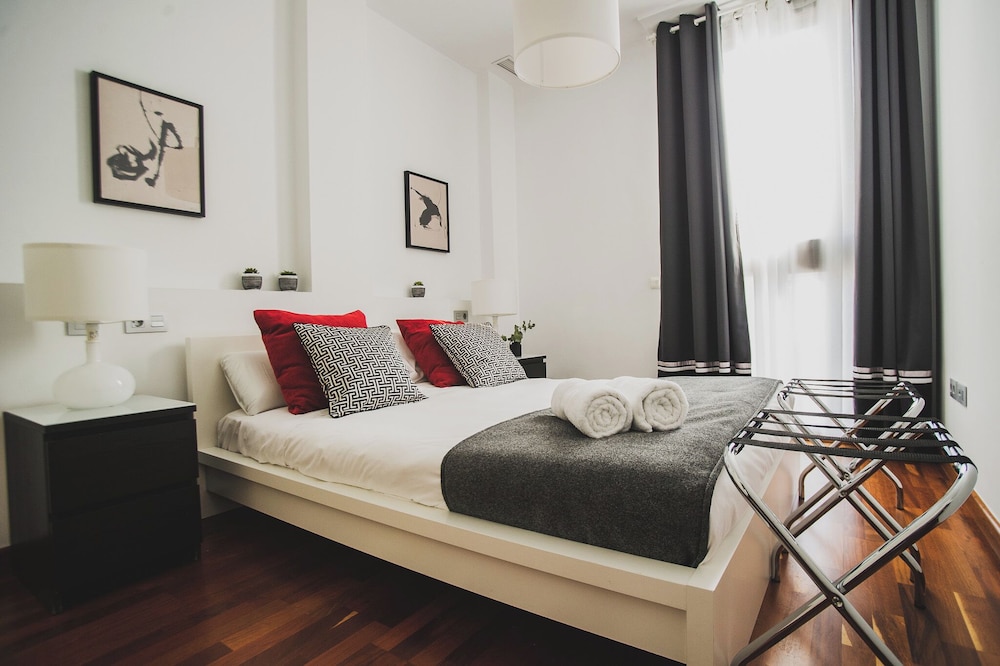 1 BEDROOM, APARTMENT, QUEEN BED, SOFA