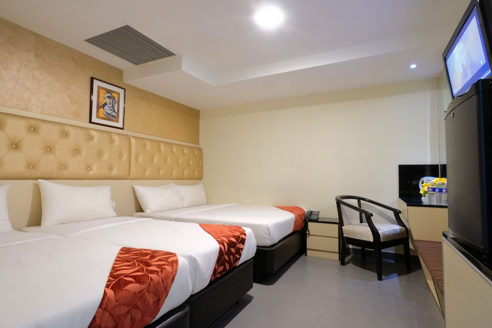 Family Suite, Queen and Twin Beds, No Window، Sandpiper Hotel 2/7