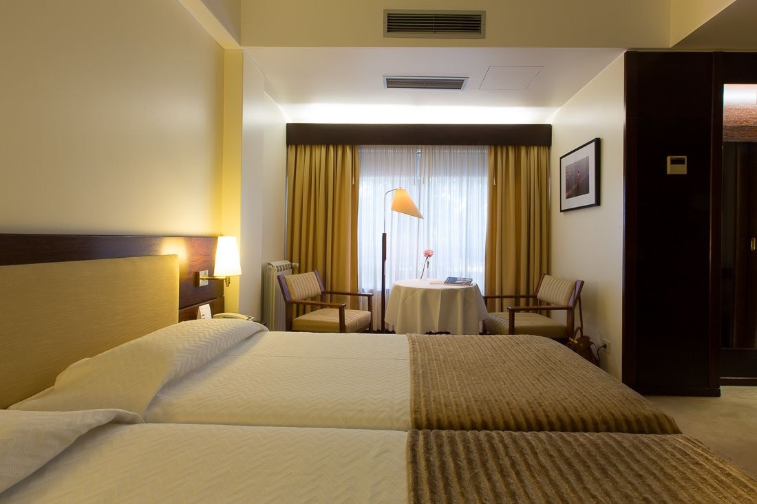 ROOM, DOUBLE OR TWIN BED