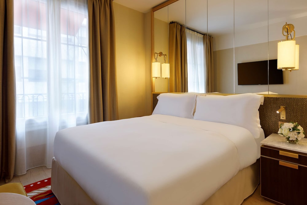 SUPERIOR, QUEEN BED