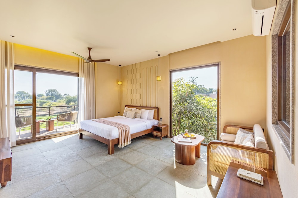 ELIVAAS Cows and Cuddles 4 BHK with Pvt Pool and Garden 33/68