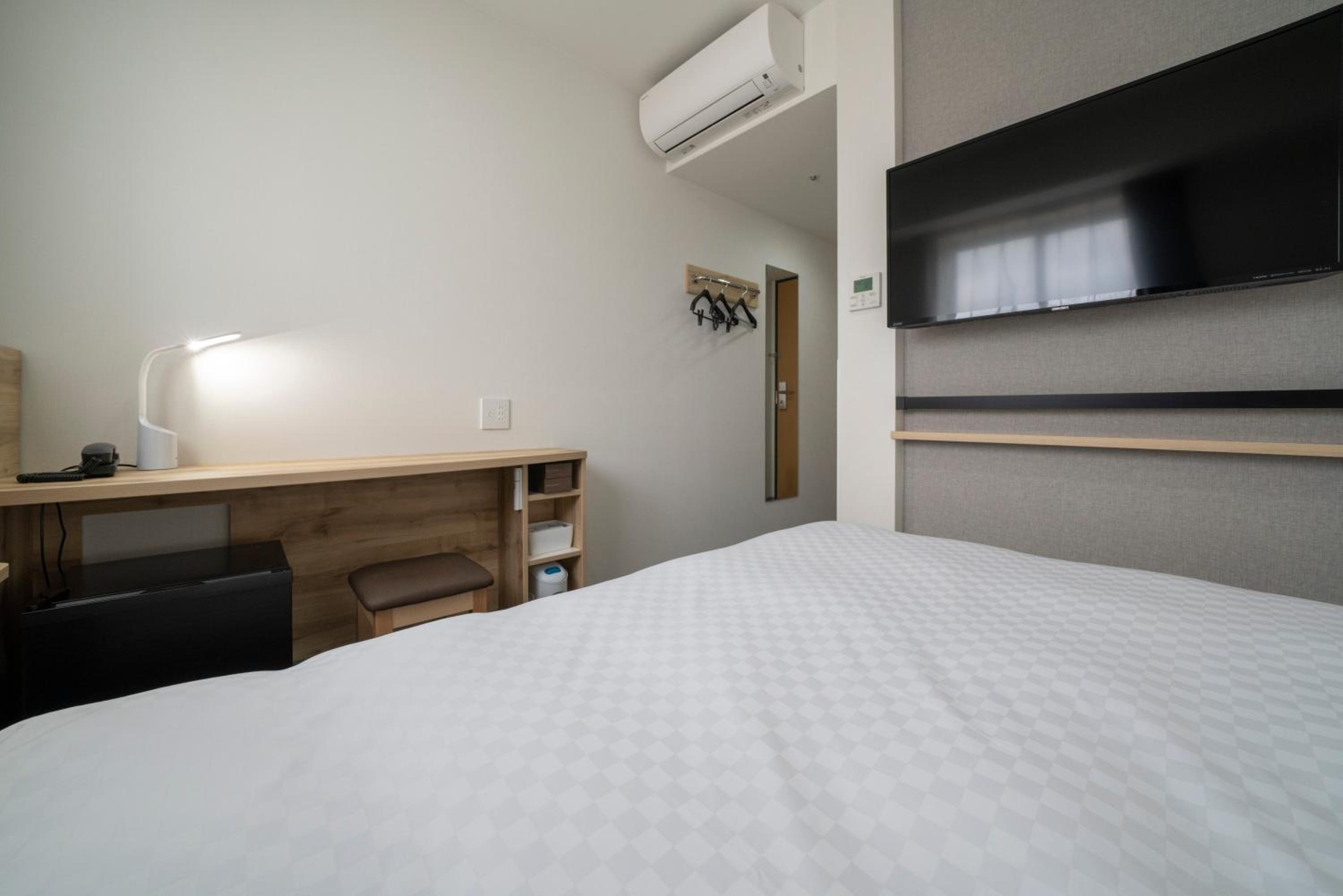 ROOM, DOUBLE BED