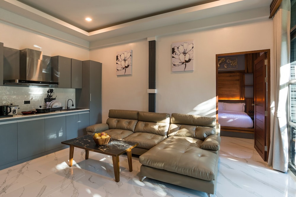 Loy Chalet 8/36