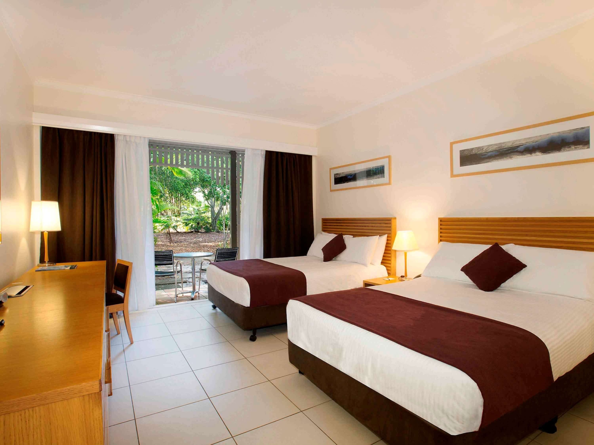 غرفة بسرير كوين وسرير فردي بإطلالة على الحديقة، Novotel Sunshine Coast Resort 3/10