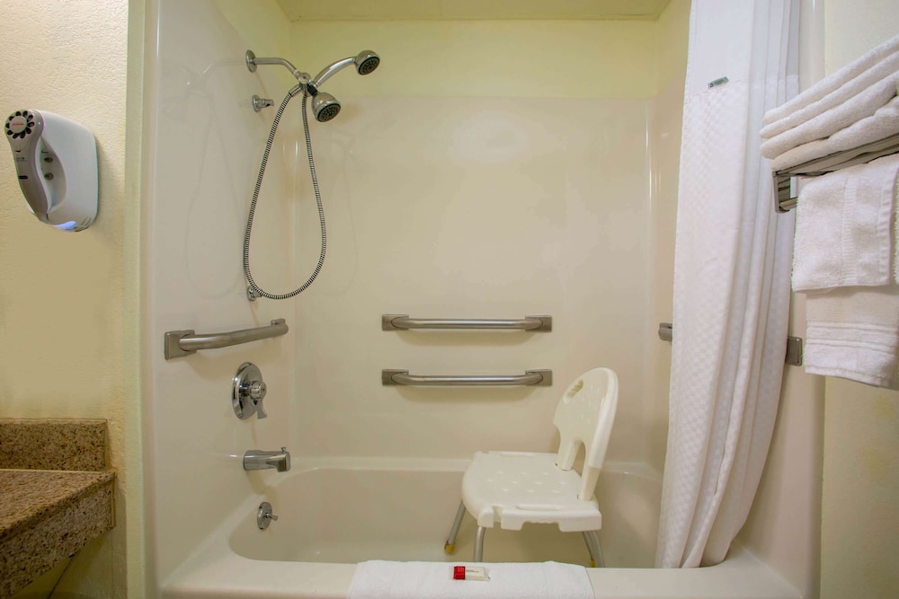 Baymont By Wyndham Springfield South Hwy 65 32/50
