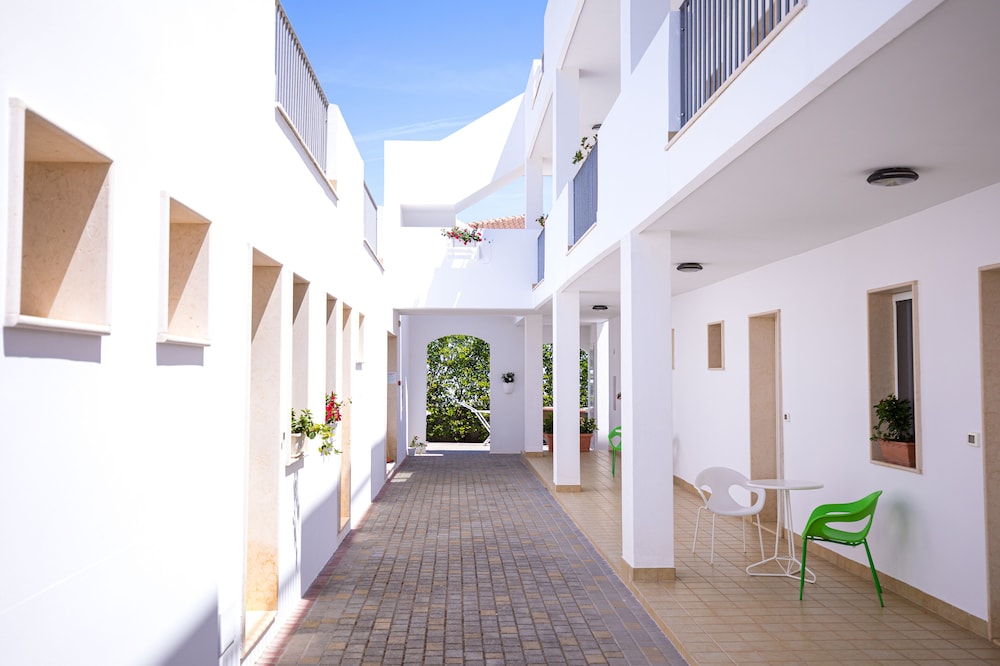 Donnosanto Hotel 3/50