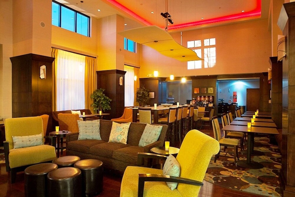 Hampton Inn Suites Detroit Canton 73/89