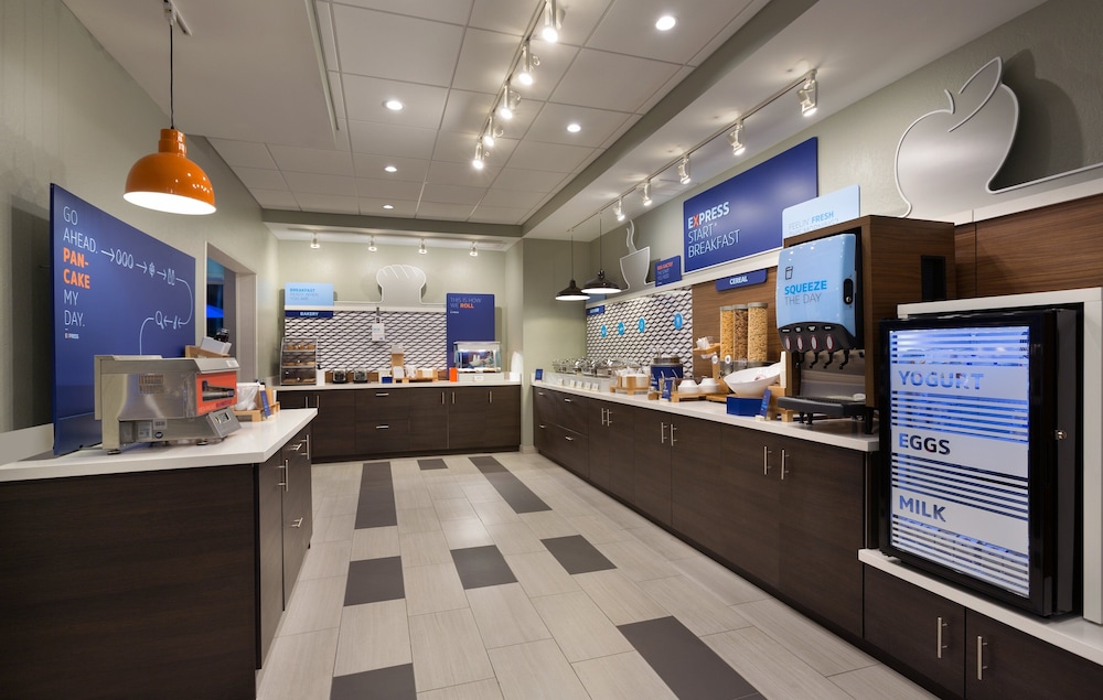 Holiday Inn Express Lake Park 10/41
