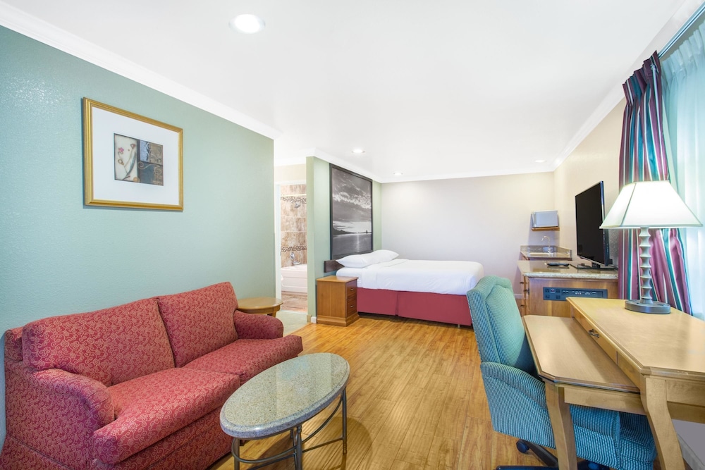 Upper Lake Inn & Suites 17/28