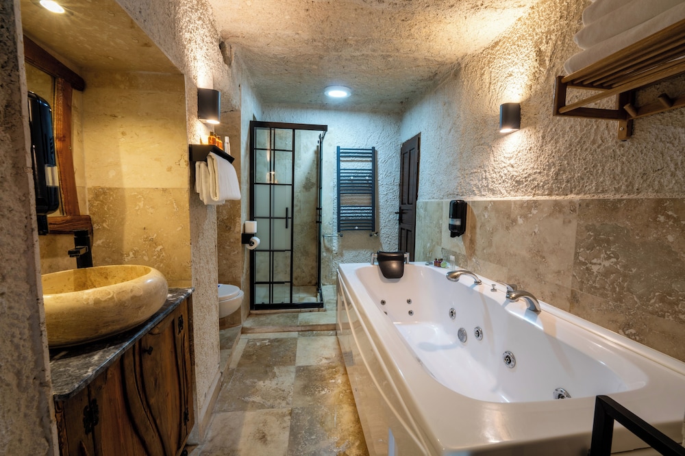 Mysterious Cave Suites 25/50