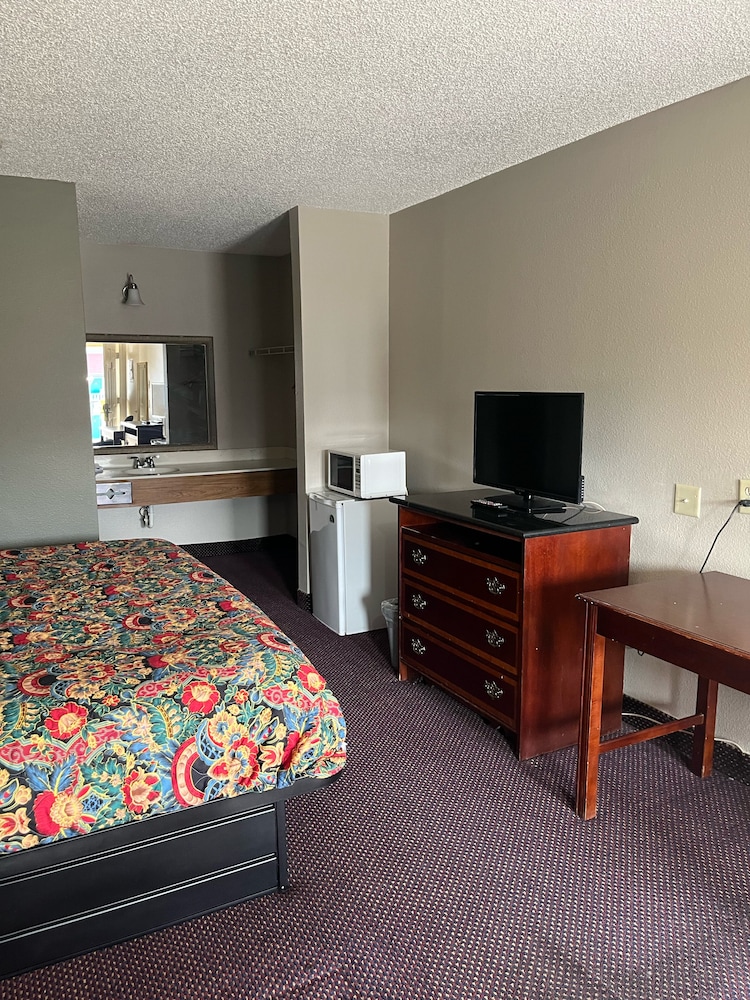 Hallmark Inn and Suites 21/30