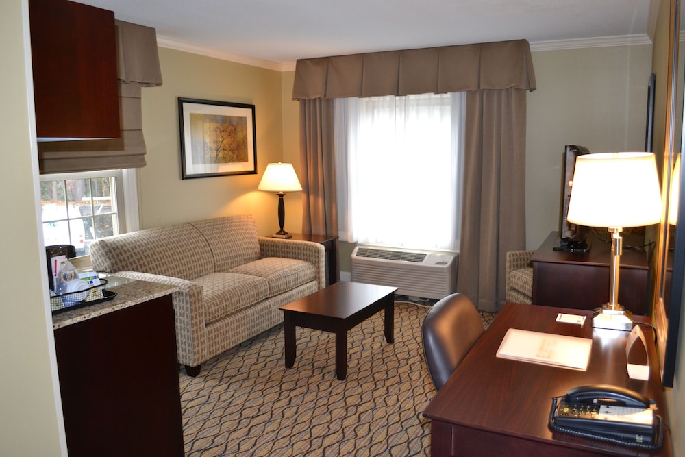 Holiday Inn Express Suites Merrimack 41/55
