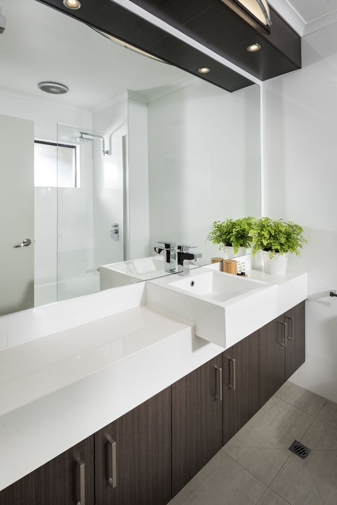 Pier 21 Apartment Hotel 56/60