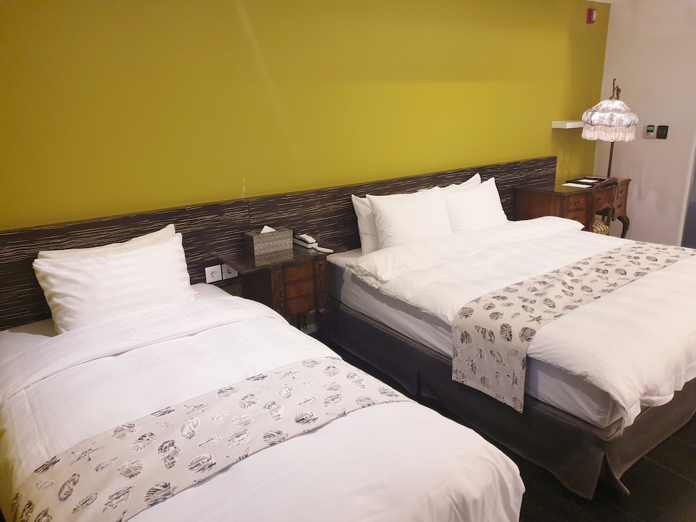 SUITE, TWIN BEDS