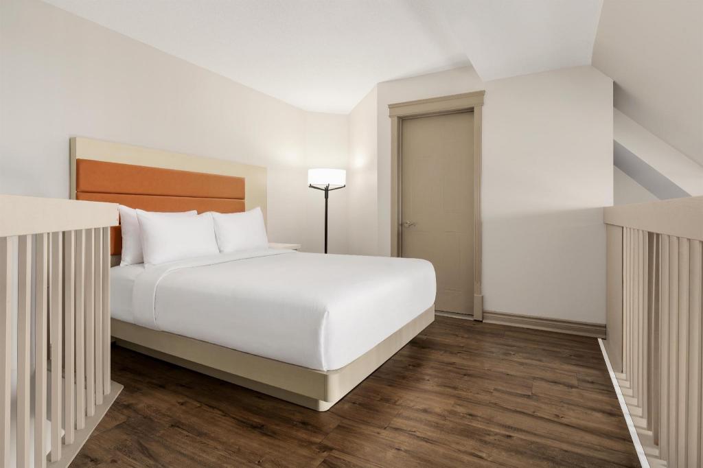 Bi Level, Suite, King and Queen Bed, 2 Bathrooms, Jetted Tub