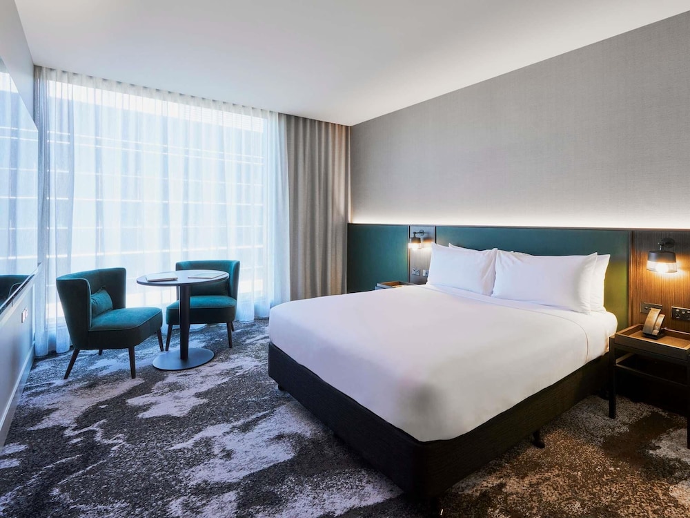 DELUXE, KING BED
