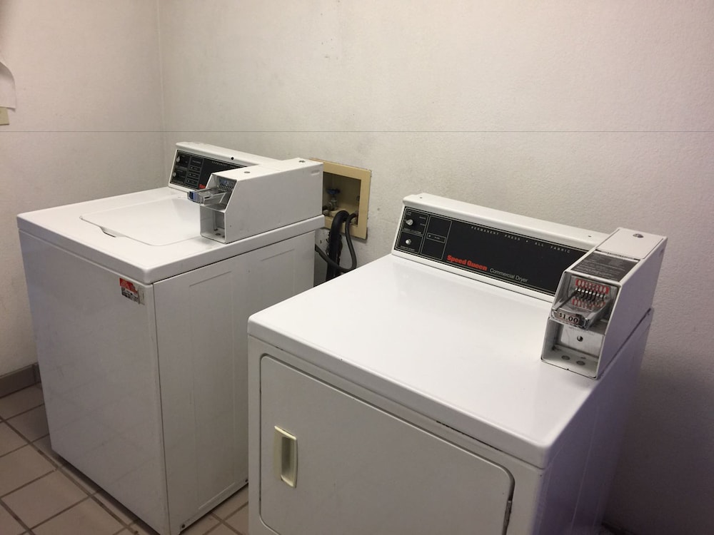 Budget Inn and Suites Stockton 39/55