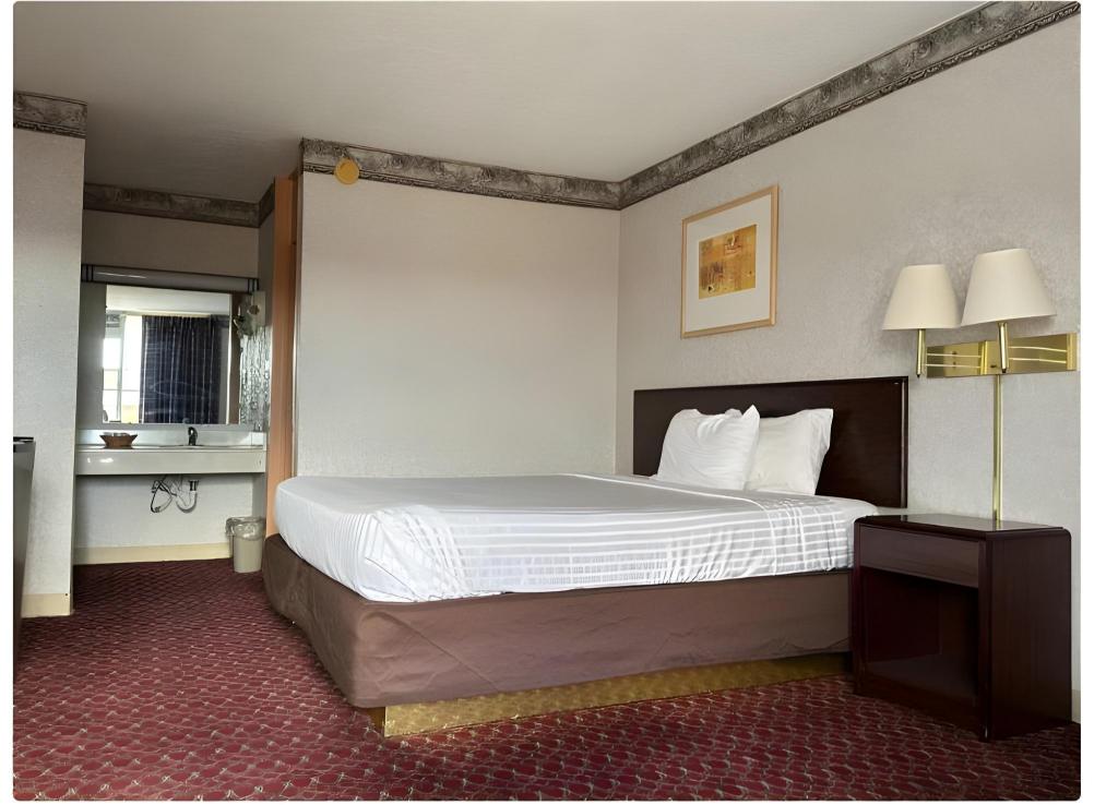 Efficiency, Single Bed, Smoking