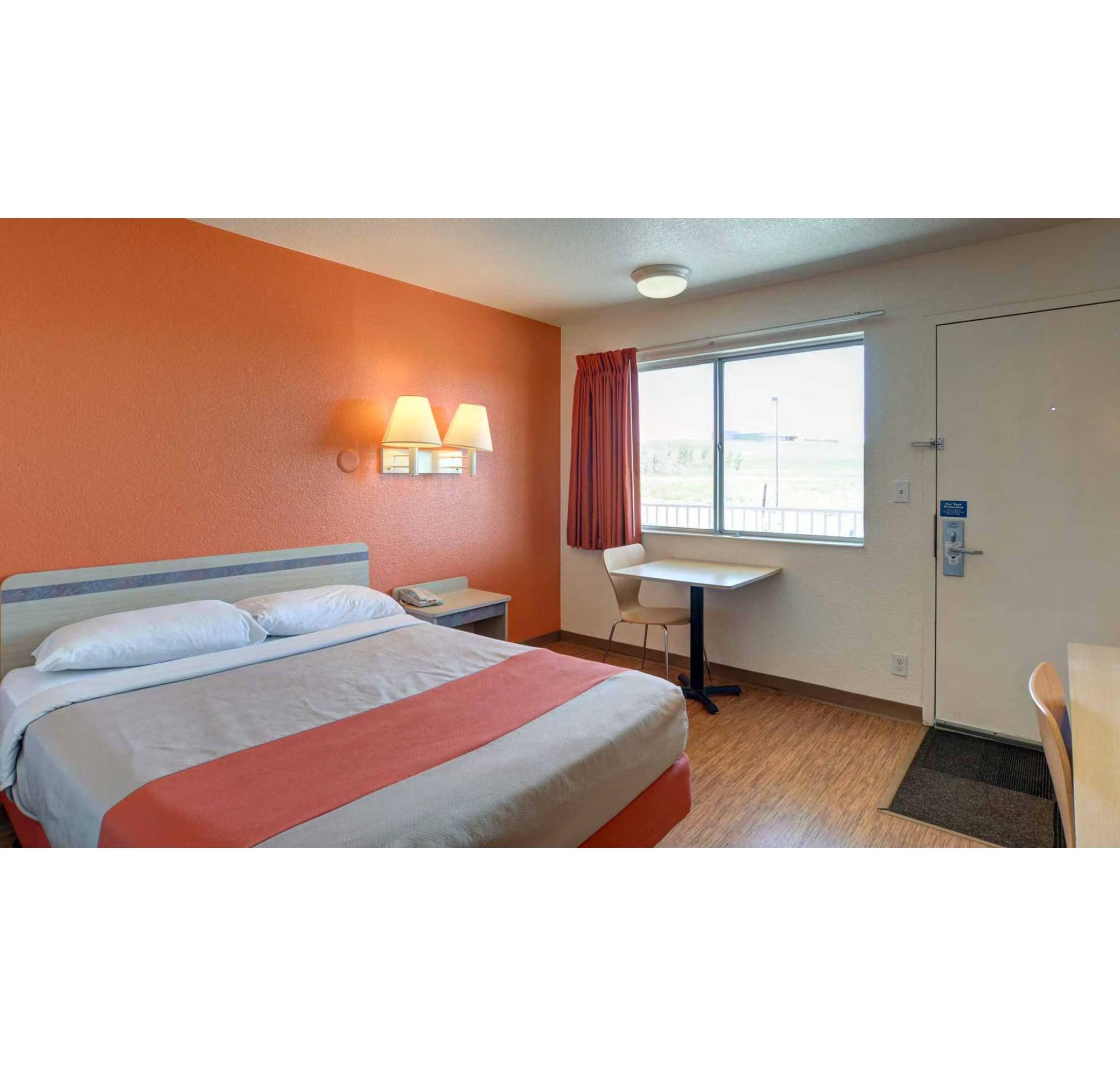 1 Queen Bed - Micfridge