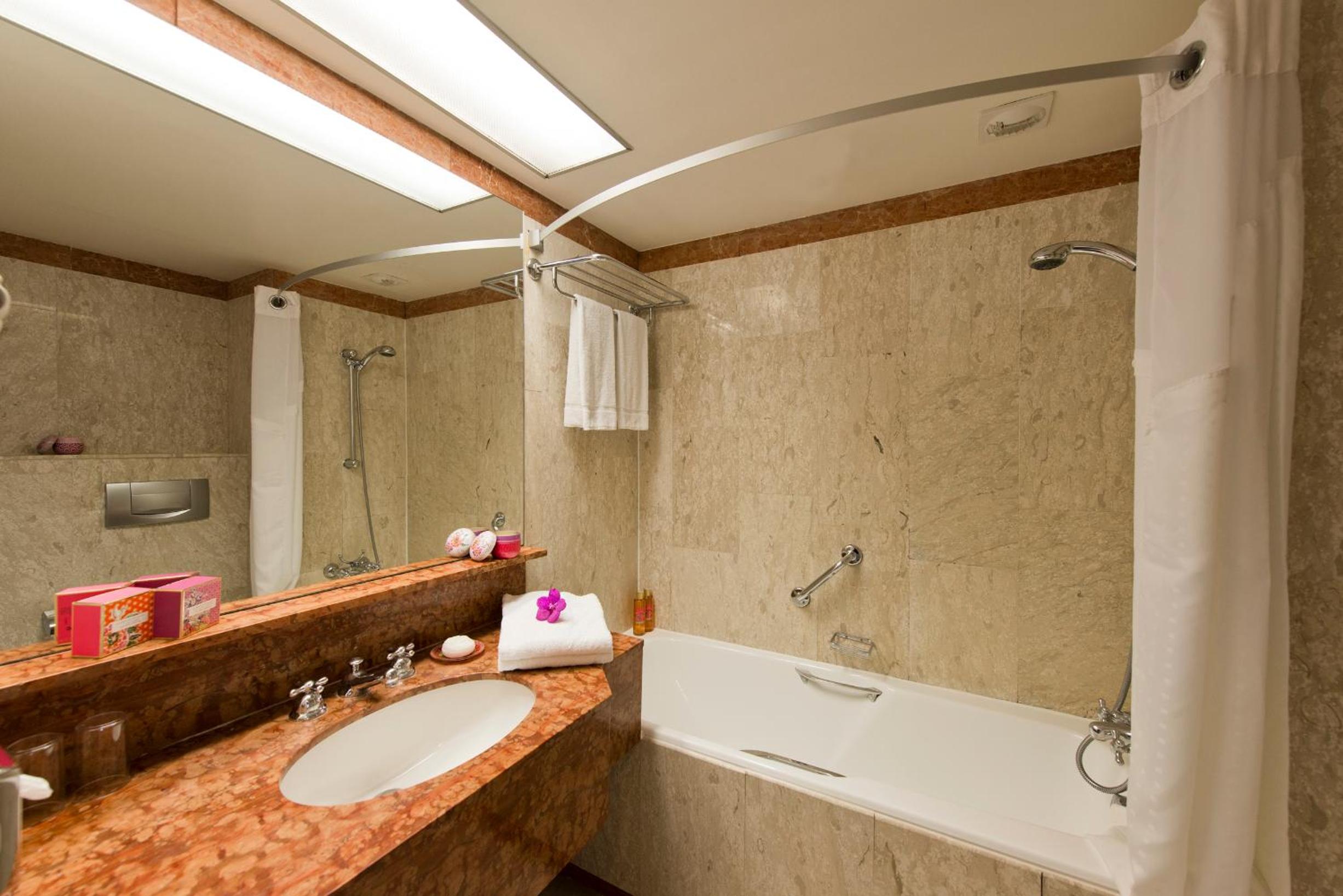 Suite, King Bed, Sofa