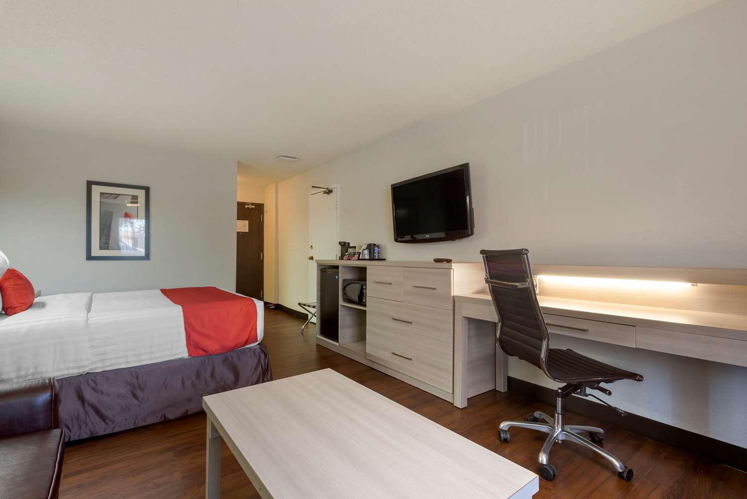 Room, Queen Bed, Sofa, Main Floor 2/2