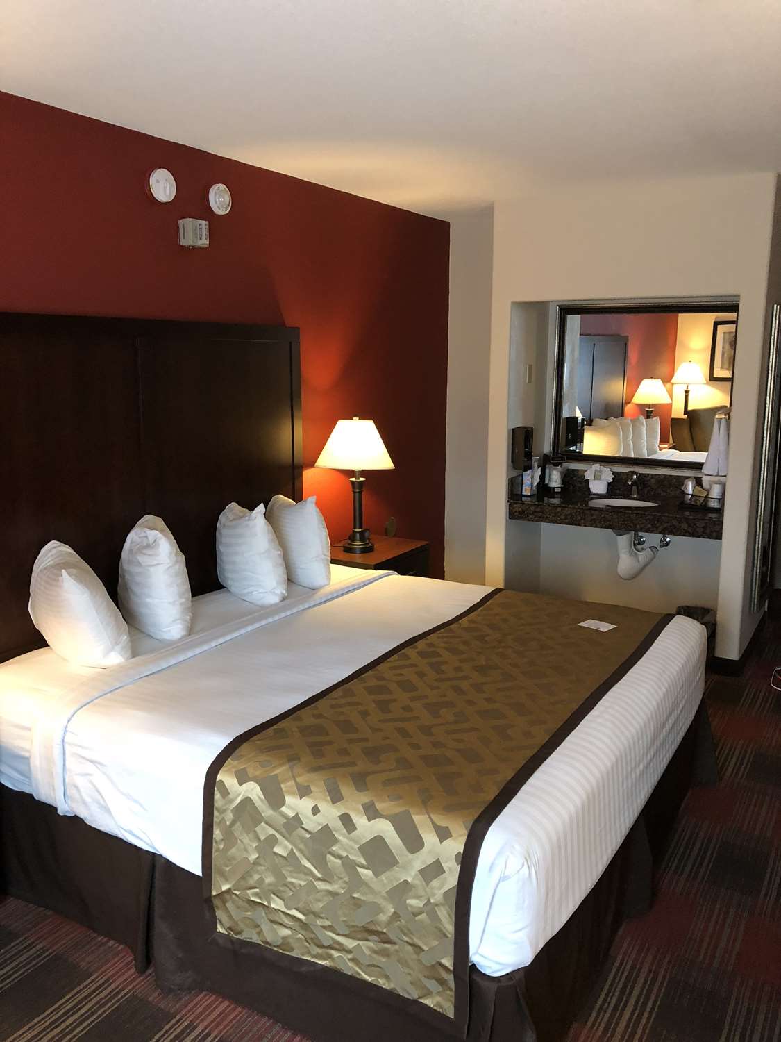 Best Western Dallas Inn & Suites 4/9