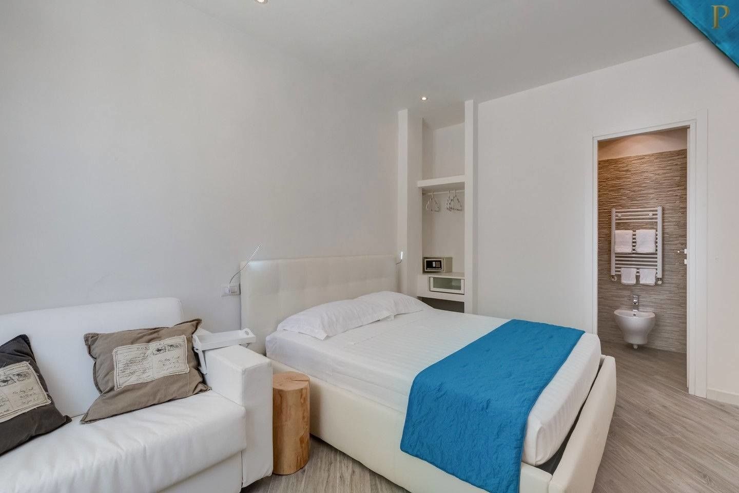 DELUXE, DOUBLE BED