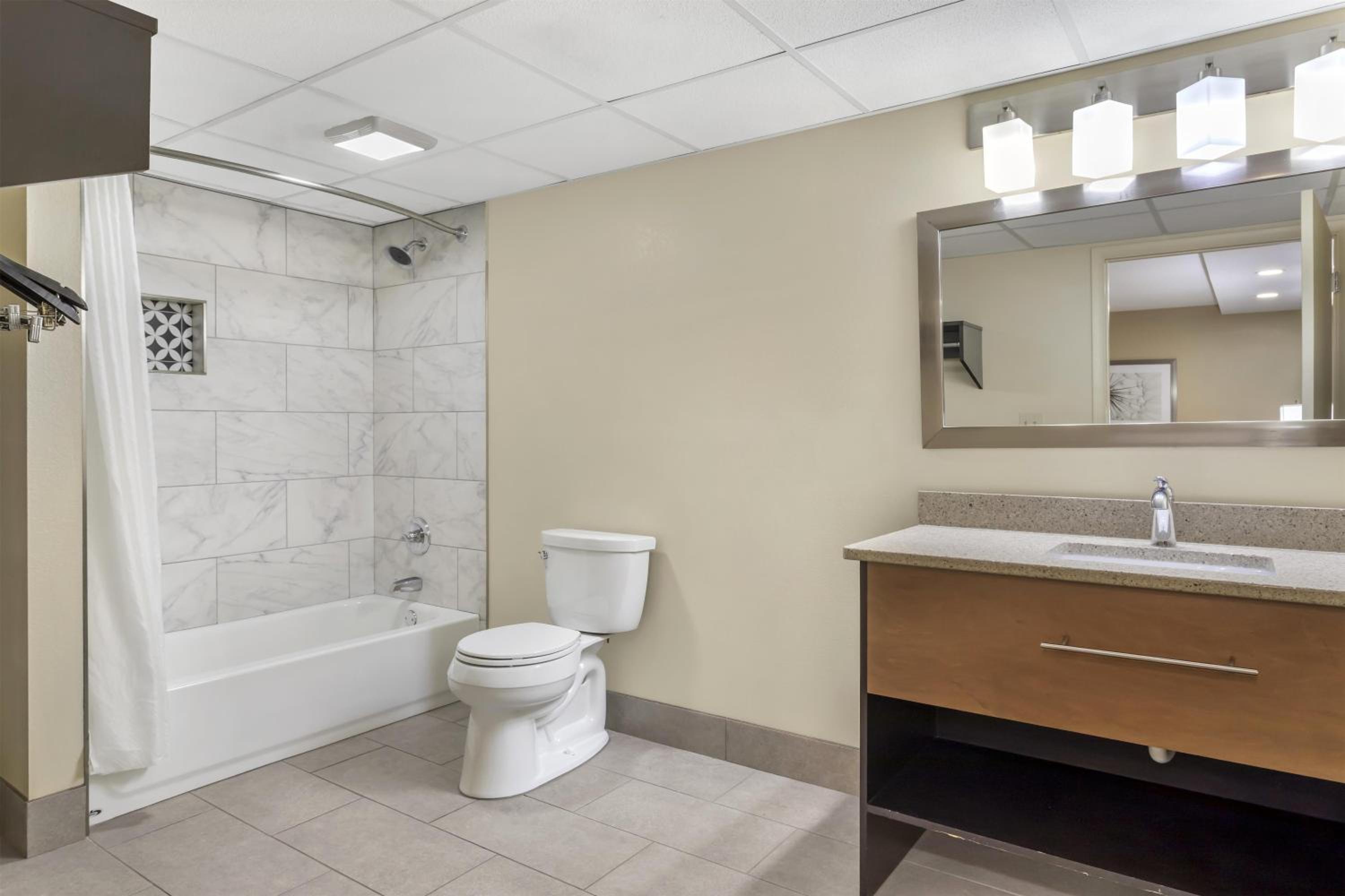 جناح بسرير كينج وسريرين كوين بغرفتين، Best Western Plaza Inn 4/5