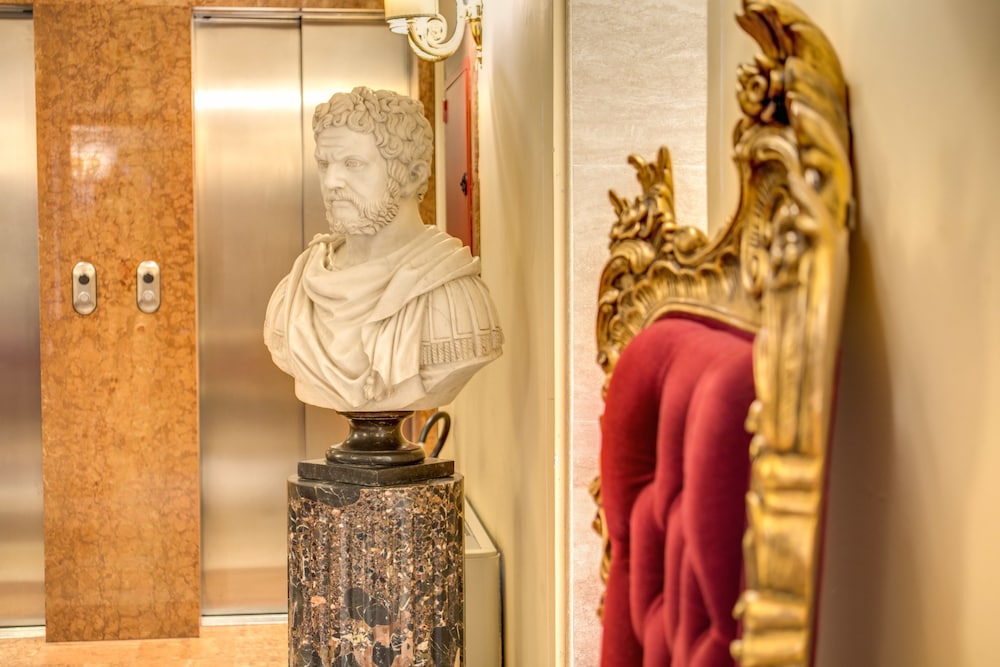Aurelius Art Gallery Hotel 27/54