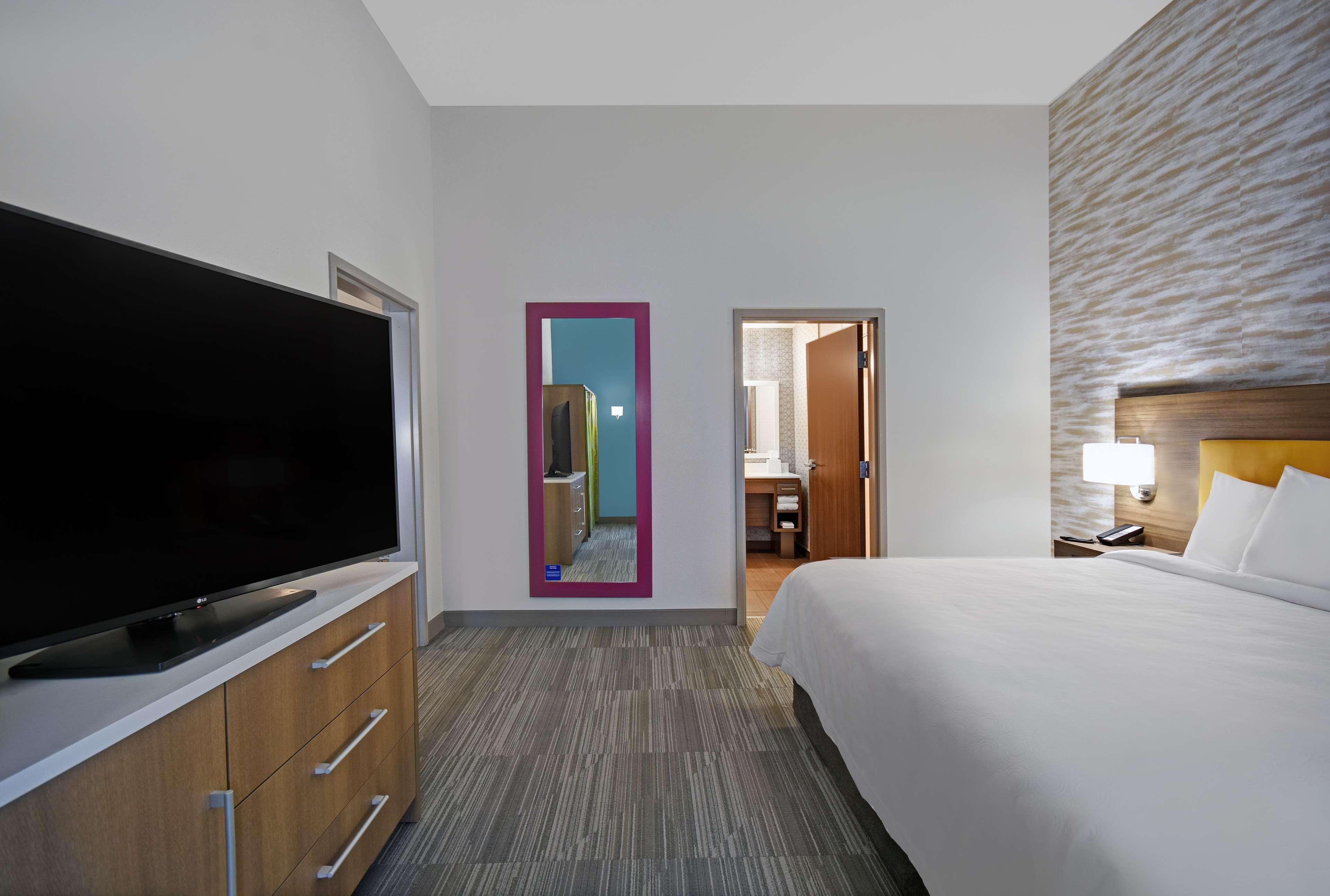 1 BEDROOM, SUITE, KING BED