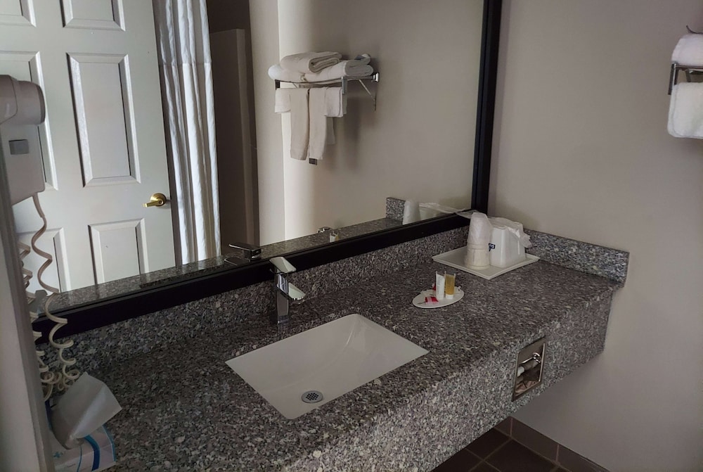 Days Inn & Suites by Wyndham Huntsville 16/19