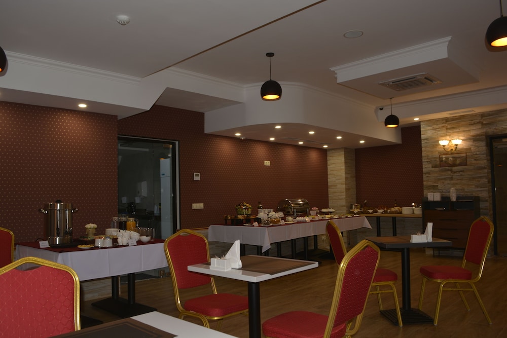 Redline Hotel 62/71